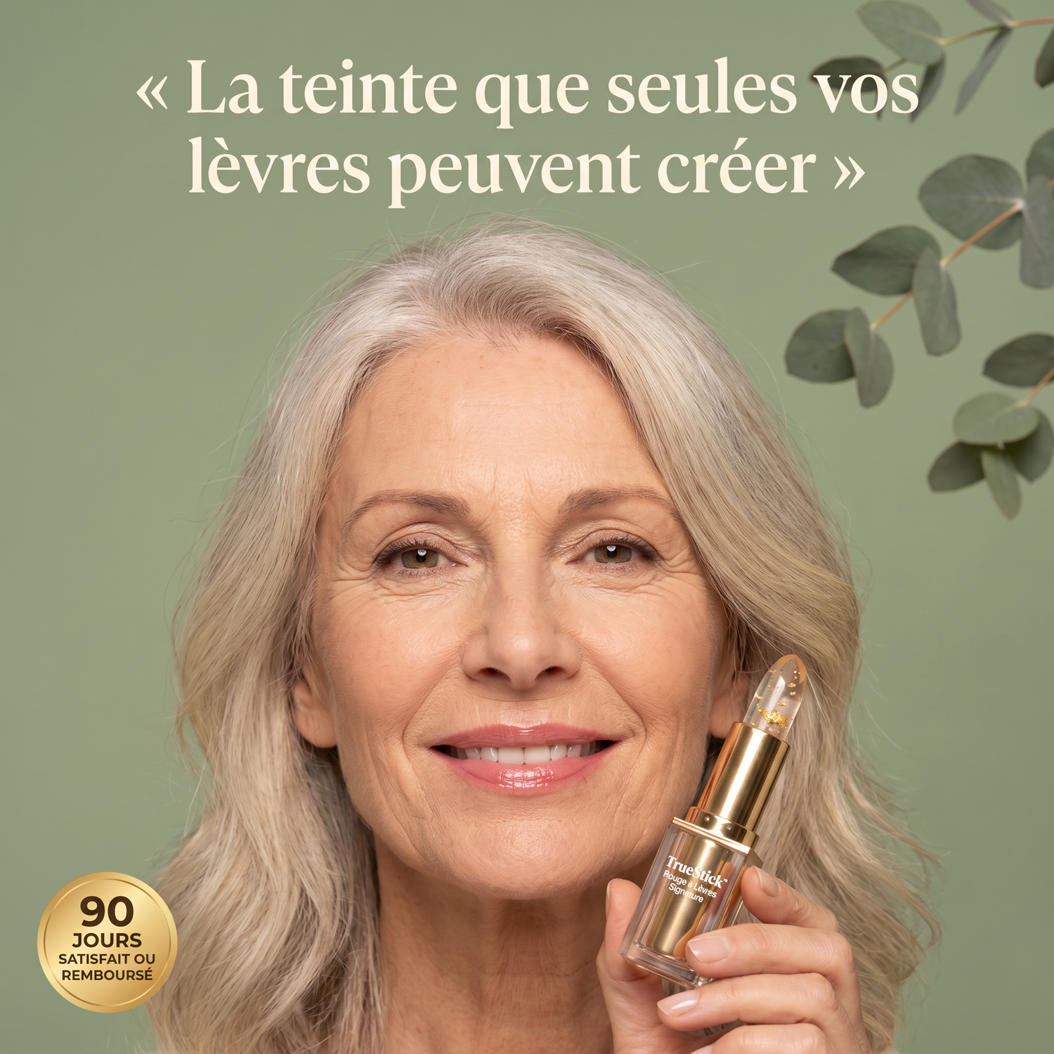 Femme de 60 ans souriante tenant le rouge à lèvres TrueStick, lèvres rosées naturelles